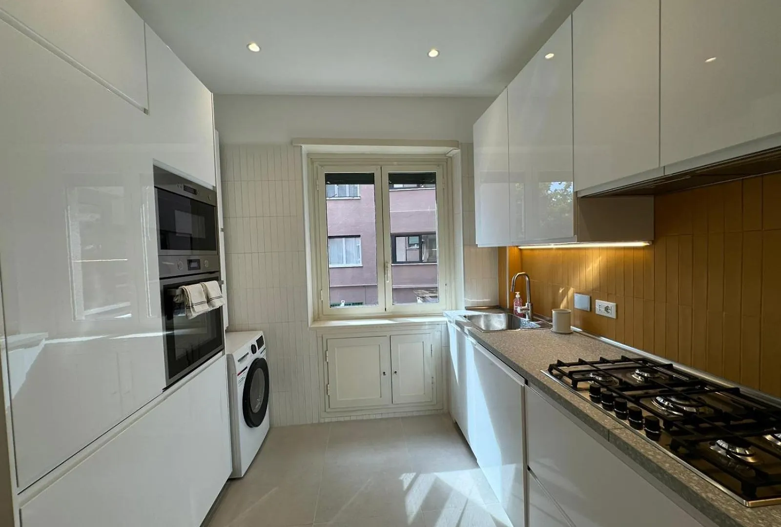 Refined Retreat In Renovated P R A T I Gem Apartment Rome